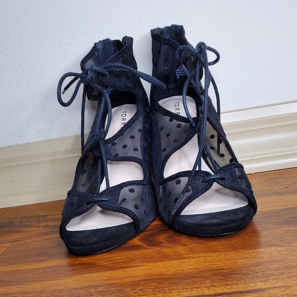 Size 8.5 Tie Up Heels
